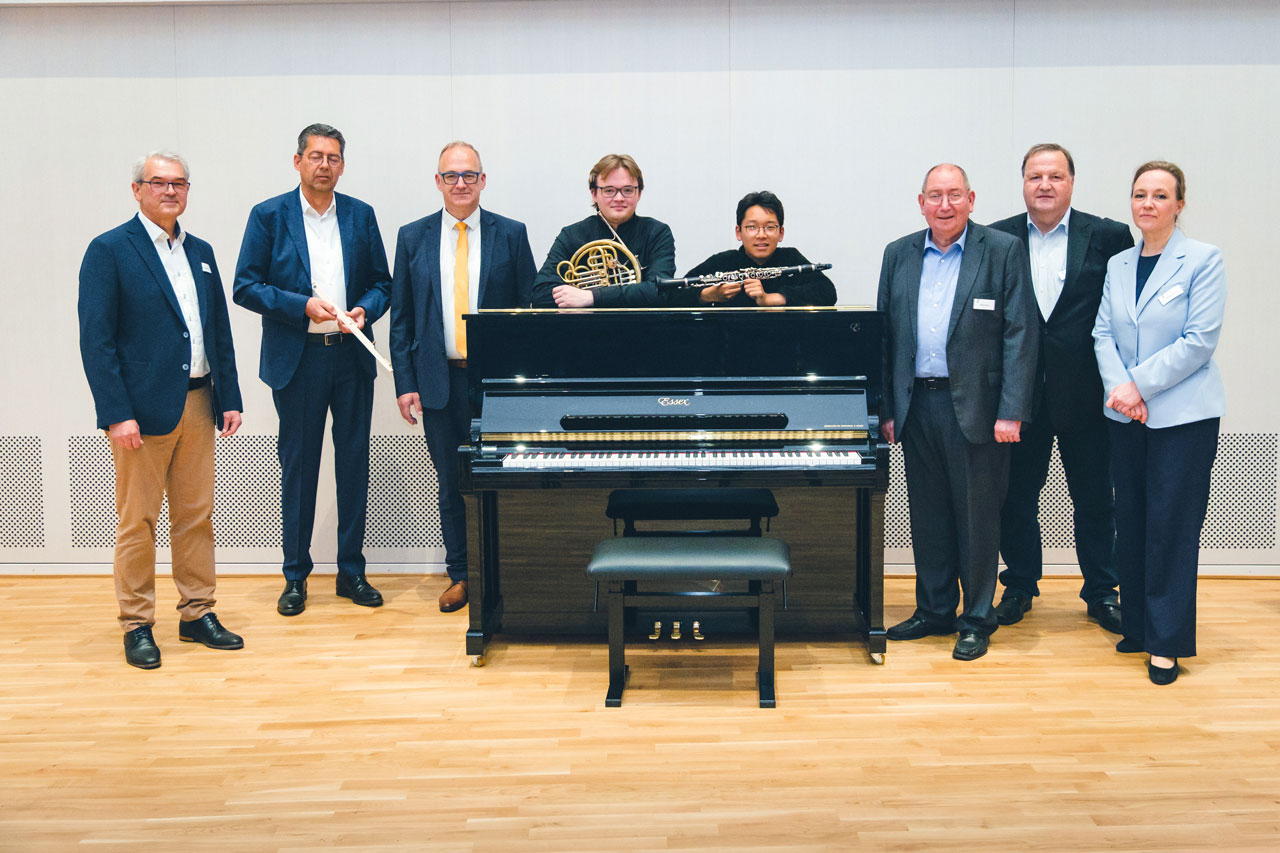 Die Fa. Moser GmbH übergibt dem Förderverein der BDB-Musikakademie ein Steinway Essex Klavier