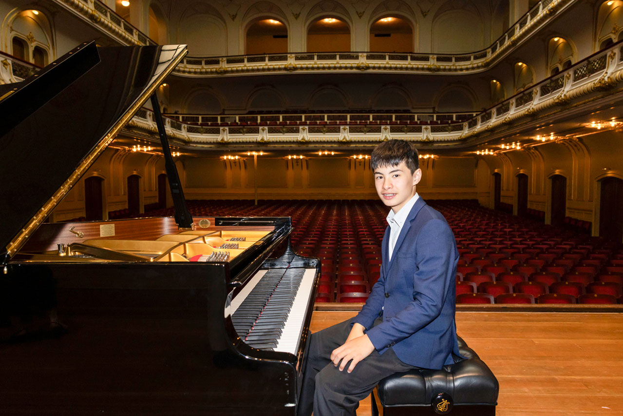 Pianist Jan Wimmer am Steinway Flügel