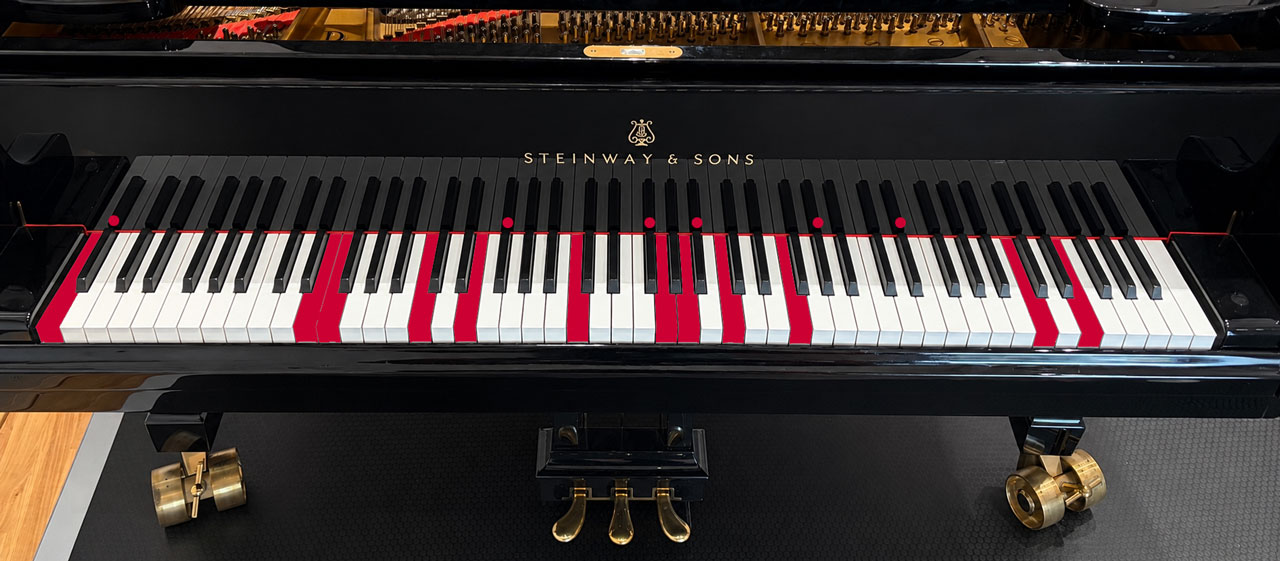 Steinway-Tastenaktion, die roten Tasten sind verkauft.